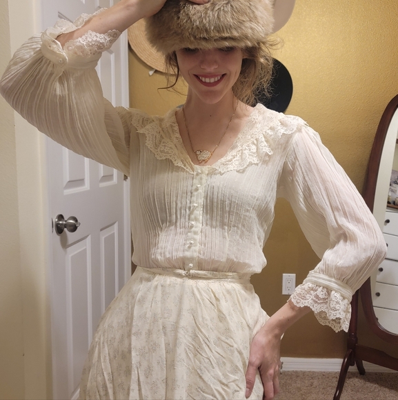 *Vintage Cream Lace Collar Blouse* - Picture 9 of 13